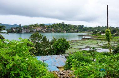 Ada Samosir görünümünü Lake Toba Kuzey Sumatra, Endonezya Endonezya Adası ortasında bulunan üzerinde