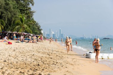 Pattaya, Tayland - 29 Ocak 2017: Pattaya beach, Tayland Tayland Körfezi'nın doğu kıyısındaki bir resort şehir üzerinde rahatlatıcı kişi