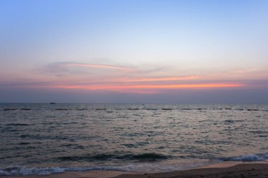 Tayland 'daki Pattaya tatil beldesinde, Tayland Körfezi üzerinde gün batımı manzarası