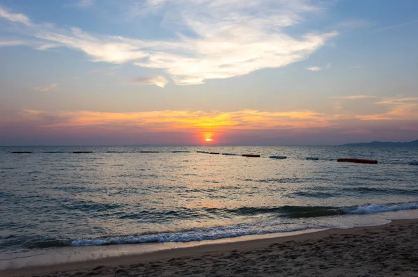 タイのパタヤリゾートでタイ湾の夕日の眺め — ストック写真