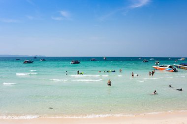 Pattaya, Tayland - 02 Şubat 2017: Rahatlatıcı turist beach Ko Lan Adası yakın Pattaya, Tayland Tayland Körfezi '