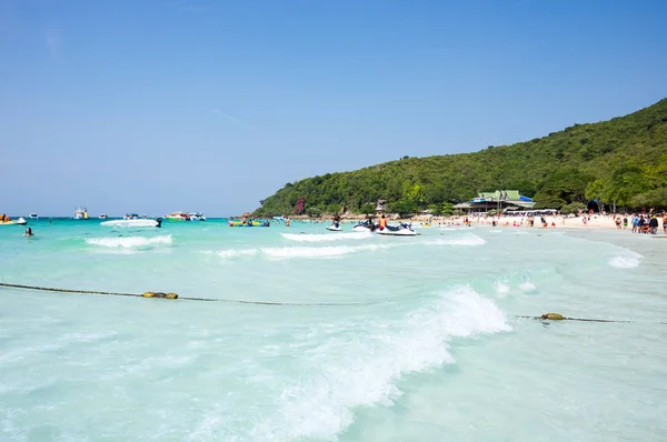 Turistas Relaxando Praia Ilha Lan Golfo Tailândia Perto Pattaya Tailândia — Fotografia de Stock