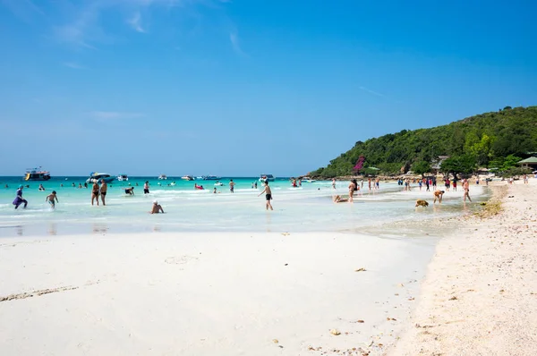 Pattaya Tailândia Fevereiro 2017 Turistas Relaxando Praia Ilha Lan Golfo — Fotografia de Stock