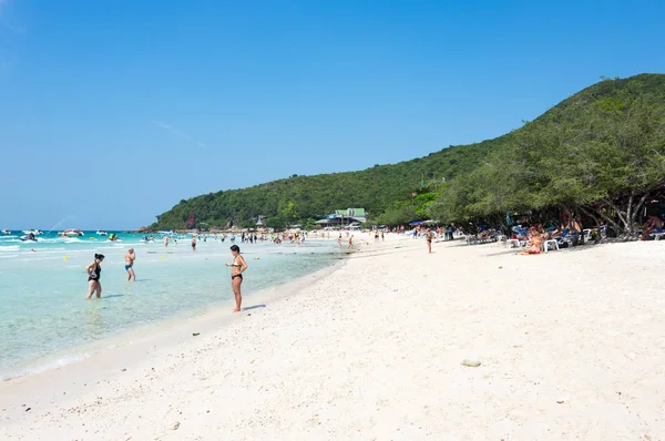Pattaya Tailândia Fevereiro 2017 Turistas Relaxando Praia Ilha Lan Golfo — Fotografia de Stock