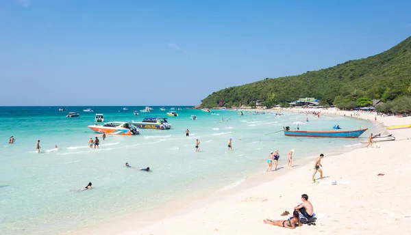 Pattaya Tailândia Fevereiro 2017 Turistas Relaxando Praia Ilha Lan Golfo — Fotografia de Stock