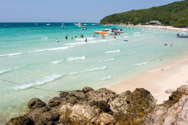 Pattaya, Tayland - 02 Şubat 2017: Rahatlatıcı turist beach Ko Lan Adası yakın Pattaya, Tayland Tayland Körfezi '