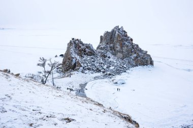 Rusya 'nın Sibirya eyaleti Baykal Gölü' ndeki Olkhon Adası 'ndaki Burhan Burnu (Şaman Kayası)