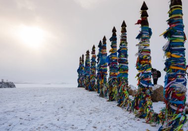 Ahşap ritüel ayağı renkli şeritler cape burhan, Deniz Baykal, Olkhon Adası, Sibirya, Rusya Federasyonu