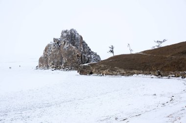Rusya 'nın Sibirya eyaleti Baykal Gölü' ndeki Olkhon Adası 'ndaki Burhan Burnu (Şaman Kayası)