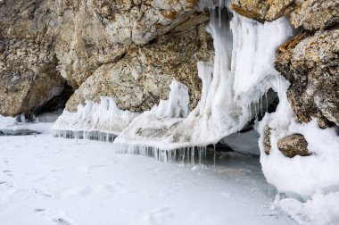 Baykal Gölü 'ndeki buz saçakları, Olkhon Adası, Sibirya, Rusya