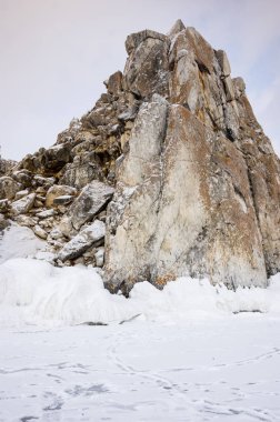 Rusya 'nın Sibirya eyaleti Baykal Gölü' ndeki Olkhon Adası 'ndaki Burhan Burnu (Şaman Kayası)
