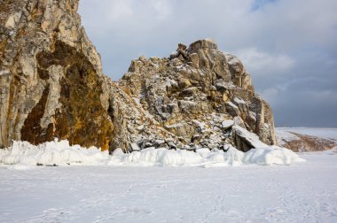 Rusya 'nın Sibirya eyaleti Baykal Gölü' ndeki Olkhon Adası 'ndaki Burhan Burnu (Şaman Kayası)