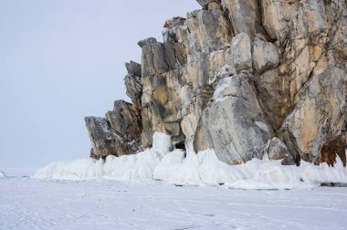 Rusya 'nın Sibirya eyaleti Baykal Gölü' ndeki Olkhon Adası 'ndaki Burhan Burnu (Şaman Kayası)