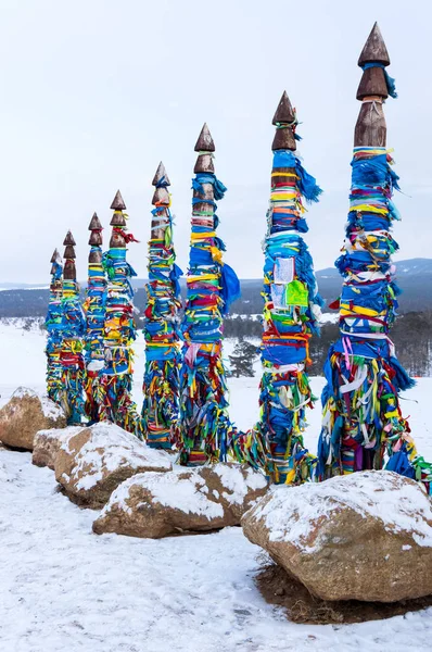 Pilares Rituais Madeira Com Fitas Coloridas Capa Burkhan Lake Baikal — Fotografia de Stock