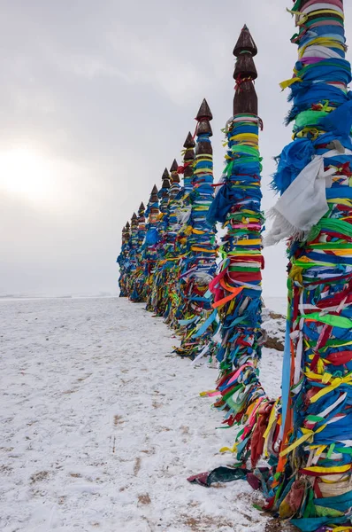 Hölzerne Rituelle Säulen Mit Bunten Bändern Auf Kap Burchan Baikalsee — Stockfoto