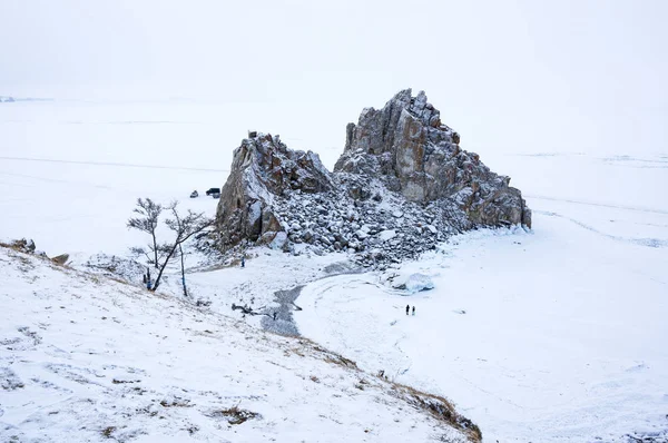 Rusya 'nın Sibirya eyaleti Baykal Gölü' ndeki Olkhon Adası 'ndaki Burhan Burnu (Şaman Kayası)