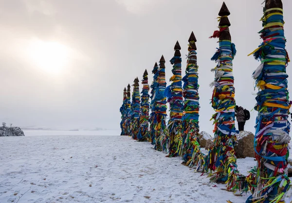 Ahşap ritüel ayağı renkli şeritler cape burhan, Deniz Baykal, Olkhon Adası, Sibirya, Rusya Federasyonu