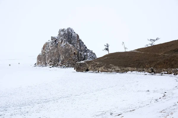 Rusya 'nın Sibirya eyaleti Baykal Gölü' ndeki Olkhon Adası 'ndaki Burhan Burnu (Şaman Kayası)