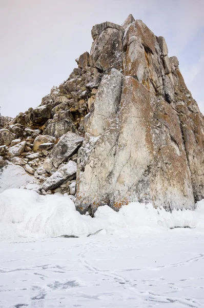 Rusya 'nın Sibirya eyaleti Baykal Gölü' ndeki Olkhon Adası 'ndaki Burhan Burnu (Şaman Kayası)