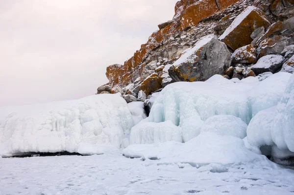 Rusya 'nın Sibirya eyaleti Baykal Gölü' ndeki Olkhon Adası 'ndaki Burhan Burnu (Şaman Kayası)