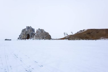 Rusya 'nın Sibirya eyaleti Baykal Gölü' ndeki Olkhon Adası 'ndaki Burhan Burnu (Şaman Kayası)