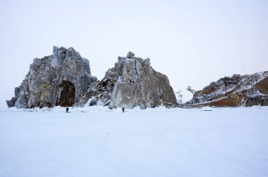 Rusya 'nın Sibirya eyaleti Baykal Gölü' ndeki Olkhon Adası 'ndaki Burhan Burnu (Şaman Kayası)