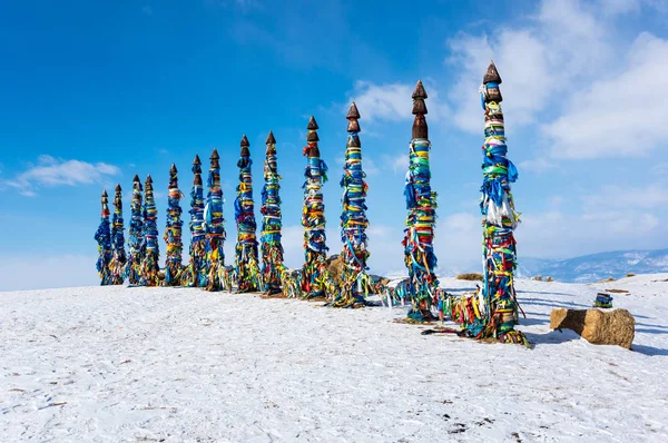 Pilares Rituais Madeira Com Fitas Coloridas Capa Burkhan Lake Baikal — Fotografia de Stock