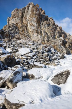 Rusya 'nın Sibirya eyaleti Baykal Gölü' ndeki Olkhon Adası 'ndaki Burhan Burnu (Şaman Kayası)