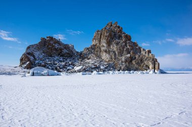 Rusya 'nın Sibirya eyaleti Baykal Gölü' ndeki Olkhon Adası 'ndaki Burhan Burnu (Şaman Kayası)