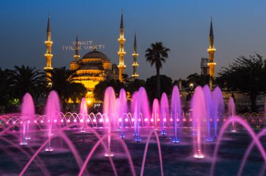 Sultan Ahmet Camii Istanbul, Türkiye'de tarihi bir camidir. Cami halk kendi iç duvarlarını süsleyen mavi çinileri için Sultanahmet Camii olarak bilinir
