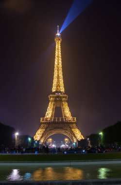 Eyfel Kulesi Paris, Fransa'da Champ de Mars bir dövme demir kafes kule olduğunu
