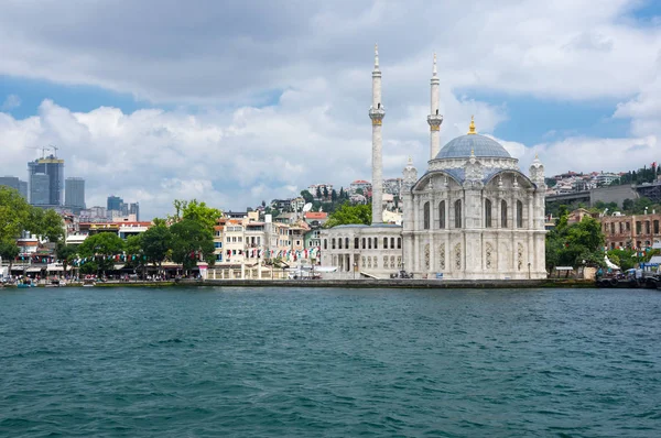Istanbul, Türkiye - 25 Haziran 2015: Ortaköy Camii (Grand imparatorluk Camii, Sultan Abdülmecid) Istanbul, Türkiye, Ortaköy İskele Meydanı, Boğaziçi'en popüler yerlerinden biri waterside yer alır