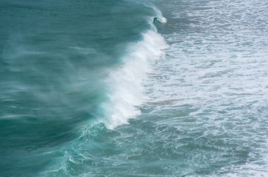 Sahil, Atlas Okyanusu'nda Nazare, en popüler sahil biri gümüş Coast, Portekiz'de tatil