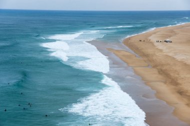 Sahil, Atlas Okyanusu'nda Nazare, en popüler sahil biri gümüş Coast, Portekiz'de tatil