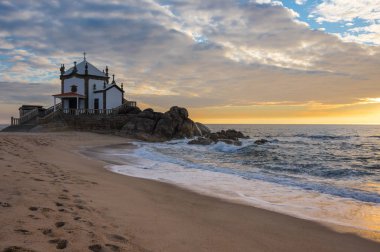 Capela do Senhor da Pedra gün batımında, Porto, Portekiz