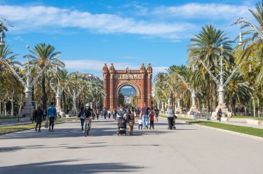 Barcelona, İspanya - 22 Ekim 2015: Arc de Triomf bir zafer takı Catalonia, İspanya Barselona şehir olduğunu. Kemer Neo-Mudéjar tarzı kırmızımsı tuğla inşa