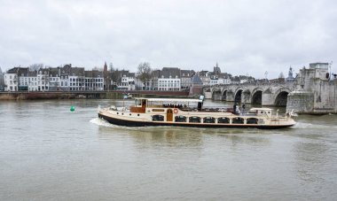 Maastricht, Hollanda - 20 Şubat 2016: Dolgu Maastricht tarihi merkezi, bir şehir ve Güneydoğu Hollanda eyâletinde Meuse Nehri'nin