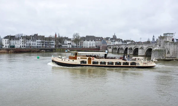Maastricht, Hollanda - 20 Şubat 2016: Dolgu Maastricht tarihi merkezi, bir şehir ve Güneydoğu Hollanda eyâletinde Meuse Nehri'nin