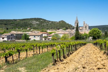 Aigueze, Güney Fransa Fransız bölgesi Languedoc-Roussillon Gard bölümünde yer alan küçük bir köy panoramik manzaralı