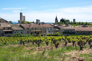 Panoramik manzaralı Güney Fransa Fransız bölgesi Languedoc-Roussillon Gard bölümünde yer alan küçük bir köy Aigueze Köyü.