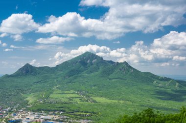 Beshtau bir izole beş kubbeli Magmatik Pyatigorsk Kuzey Kafkasya, Rusya'nın yakınındaki dağıdır
