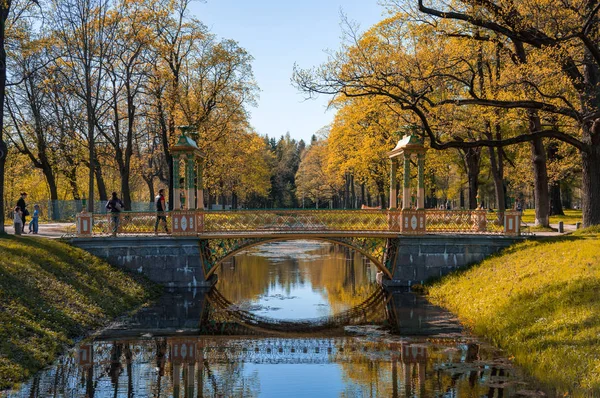 Ponte Através Canal Parque Alexander Tsarskoe Selo Pushkin São Petersburgo — Fotografia de Stock
