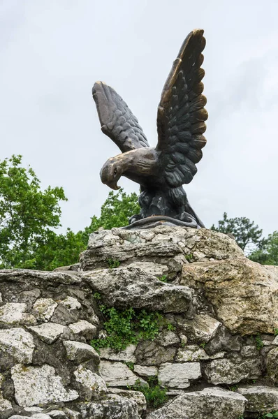 Escultura Bronze Uma Águia Que Luta Contra Uma Cobra Uma — Fotografia de Stock