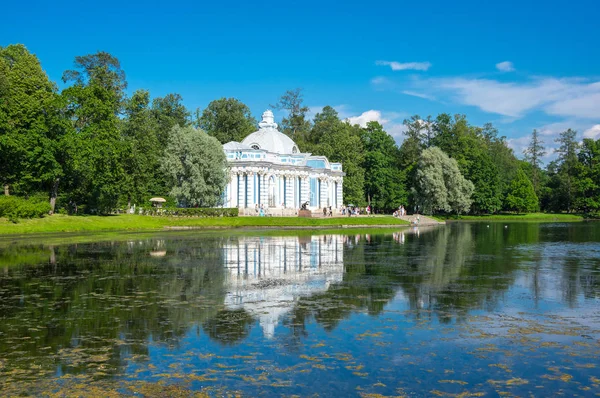 ロシア サンクトペテルブルク近郊のツァルスコエ セロのカトリーヌ公園のパビリオン — ストック写真
