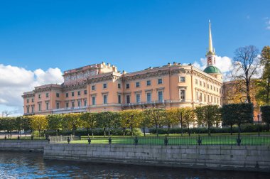Mikhailovsky Kalesi ya da Mühendisler Kalesi manzarası, Rusya 'nın tarihi merkezi Saint-Petersburg' da eski kraliyet konutu.