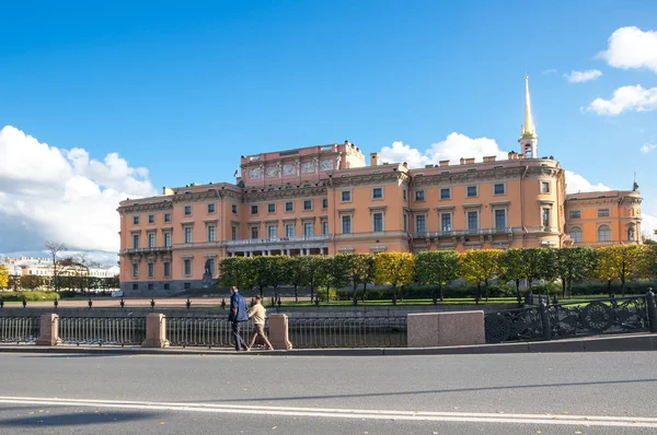 ミハイロフスキー城またはエンジニア城 ロシアのサンクトペテルブルクの歴史的中心部にある旧王宮の眺め — ストック写真
