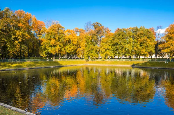 Sommergarten in saint-petersburg, russland — Stockfoto