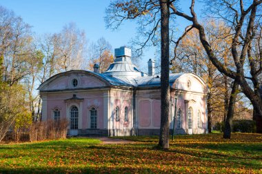 Saint Petersburg, Rusya Federasyonu batısındaki Finlandiya Körfezi yer alan San, Rus bir kraliyet ikamet yeriydi, eski Pavyonu. Palace topluluğu olan Unesco Dünya Mirasları