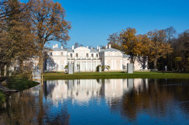 Rusya 'nın başkenti Saint Petersburg' un batısında Finlandiya Körfezi 'nde bulunan bir Rus kraliyet konutu olan Oranienbaum' daki Çin sarayı. Saray topluluğu UNESCO Dünya Mirası Alanlarıdır.