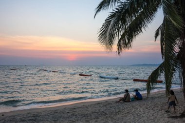 Tayland 'daki Pattaya tatil beldesinde, Tayland Körfezi üzerinde gün batımı manzarası